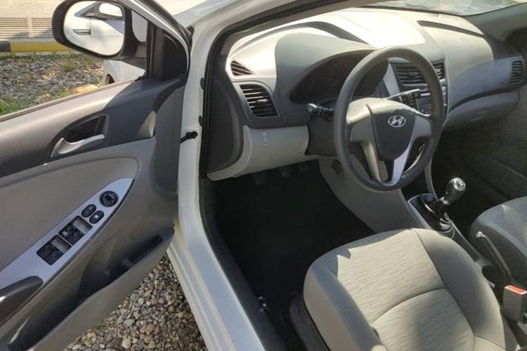 Used Hyundai Verna (older generation) 2016 1.4L Manual Smart GLS Trim Driver Seat