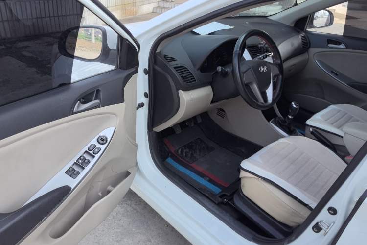Used Hyundai Verna (older generation) 2016 1.4L Manual Smart GLS Trim Driver Seat
