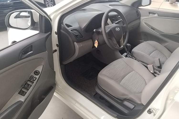 Used Hyundai Verna (older generation) 2016 1.4L Automatic Smart GLS Driver Seat