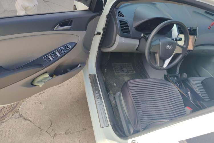 Used Hyundai Verna (older generation) 2016 1.4L Automatic Smart GLS Driver Seat