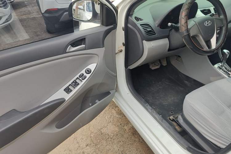 Used Hyundai Verna (older generation) 2016 1.4L Automatic Smart GLS Driver Seat