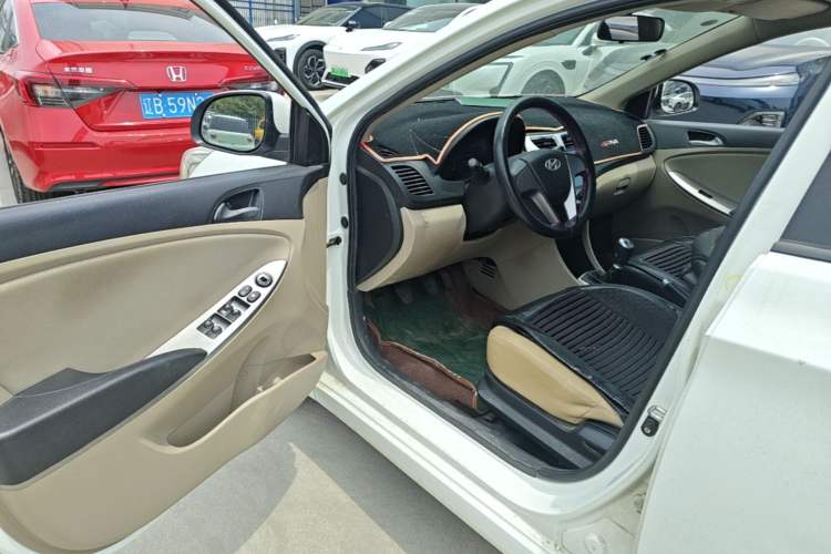 Used Hyundai Verna (older generation) 2016 1.4L Manual Smart GLS Trim Driver Seat