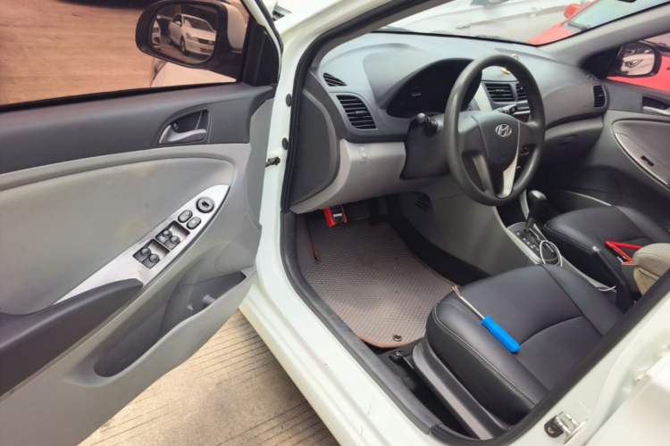 Used Hyundai Verna (older generation) 2016 1.4L Automatic Smart GLS Driver Seat