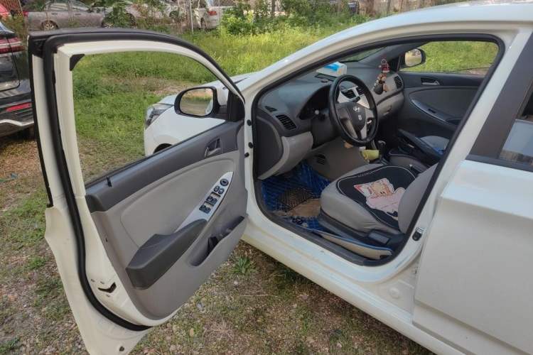 Used Hyundai Verna (older generation) 2016 1.4L Automatic Smart GLS Driver Seat