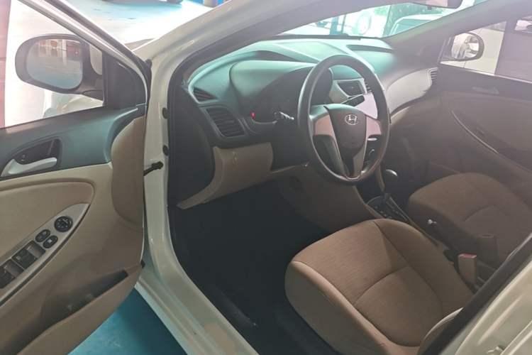 Used Hyundai Verna (older generation) 2016 1.4L Automatic Smart GLS Driver Seat