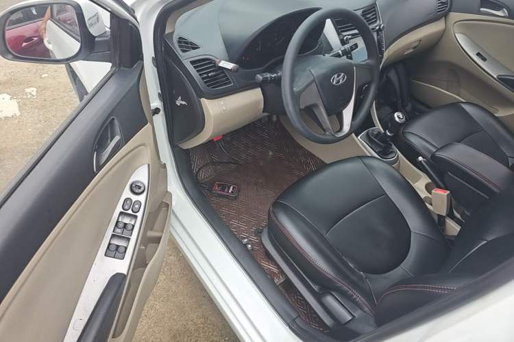 Used Hyundai Verna (older generation) 2016 1.4L Manual Smart GLS Trim Driver Seat
