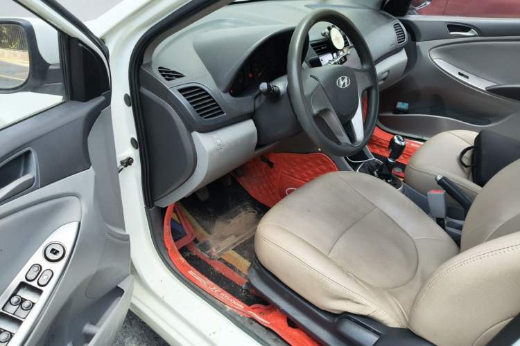 Used Hyundai Verna (older generation) 2016 1.4L Manual Smart GLS Trim Driver Seat