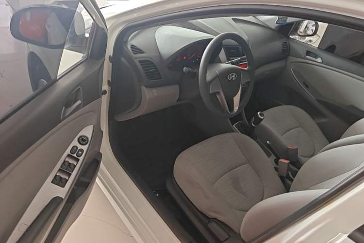 Used Hyundai Verna (older generation) 2016 1.4L Manual Smart GLS Trim Driver Seat