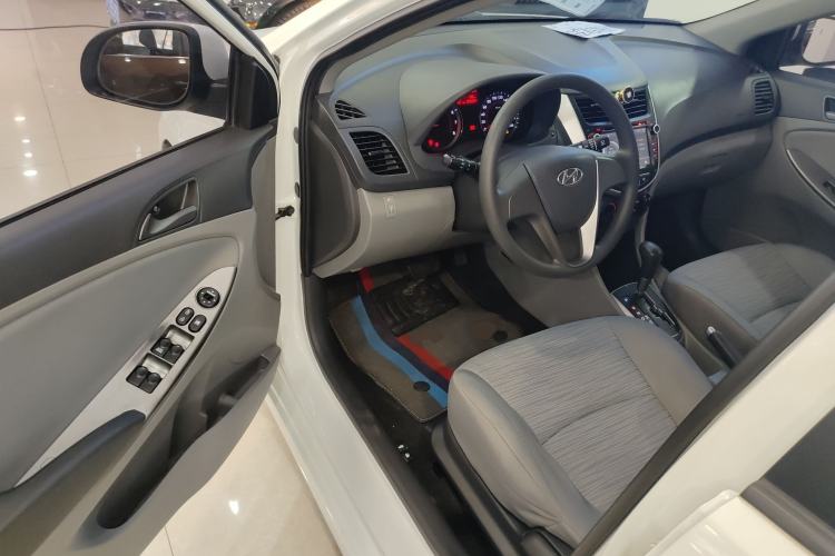 Used Hyundai Verna (older generation) 2016 1.4L Automatic Leading-Edge GLX Driver Seat