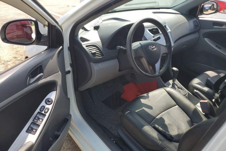 Used Hyundai Verna (older generation) 2016 1.4L Automatic Smart GLS Driver Seat