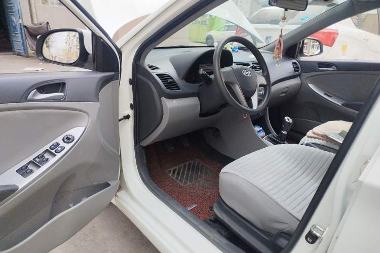 Used Hyundai Verna (older generation) 2016 1.4L Manual Smart GLS Trim Driver Seat