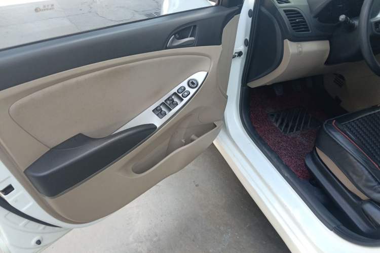 Used Hyundai Verna (older generation) 2016 1.4L Manual Smart GLS Trim Driver Seat