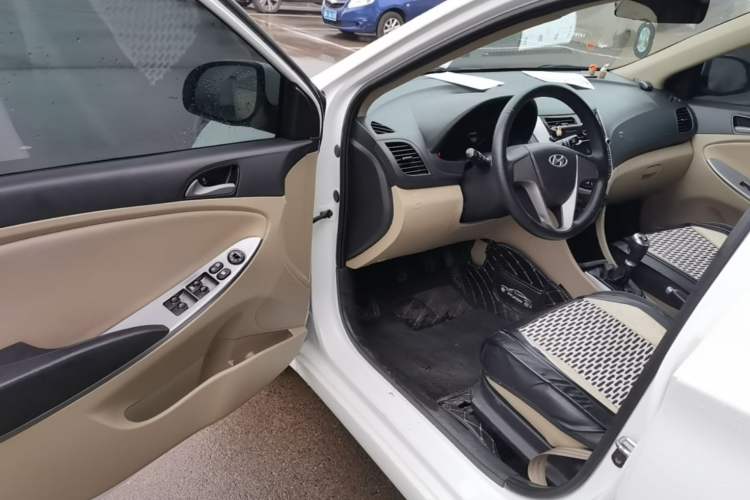 Used Hyundai Verna (older generation) 2016 1.4L Manual Smart GLS Trim Driver Seat