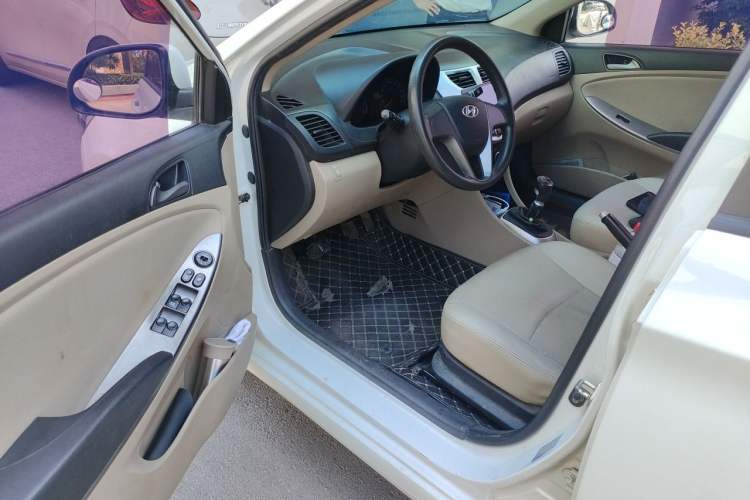 Used Hyundai Verna (older generation) 2016 1.4L Manual Smart GLS Trim Driver Seat