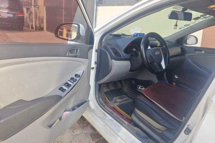 Used Hyundai Verna (older generation) 2016 1.4L Manual Smart GLS Trim Driver Seat