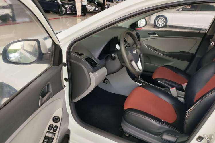 Used Hyundai Verna (older generation) 2016 1.4L Automatic Smart GLS Driver Seat