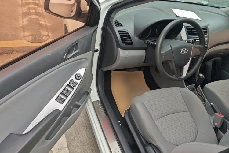 Used Hyundai Verna (older generation) 2016 1.4L Automatic Leading-Edge GLX Driver Seat