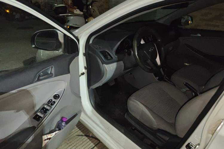 Used Hyundai Verna (older generation) 2016 1.4L Automatic Smart GLS Driver Seat