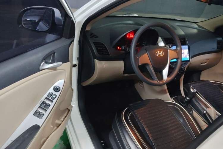 Used Hyundai Verna (older generation) 2016 1.4L Manual Smart GLS Trim Driver Seat