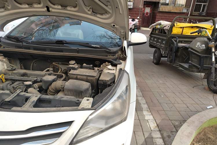 Used Hyundai Verna (older generation) 2016 1.4L Manual Smart GLS Trim Engine Bay Left