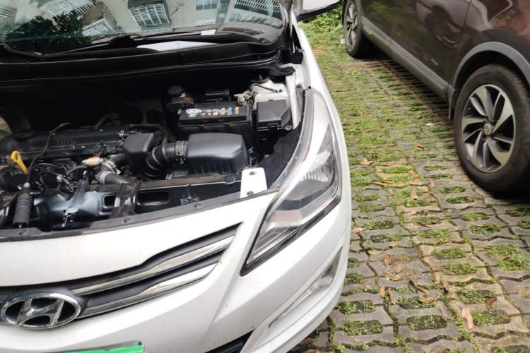Used Hyundai Verna (older generation) 2016 1.4L Manual Smart GLS Trim Engine Bay Left