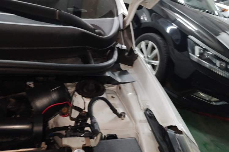 Used Hyundai Verna (older generation) 2016 1.4L Manual Smart GLS Trim Engine Bay Left