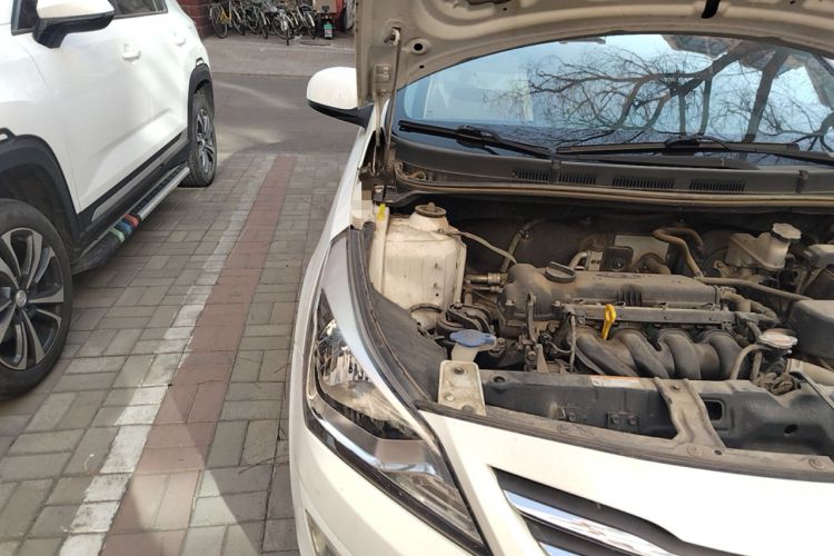 Used Hyundai Verna (older generation) 2016 1.4L Manual Smart GLS Trim Engine Bay Right