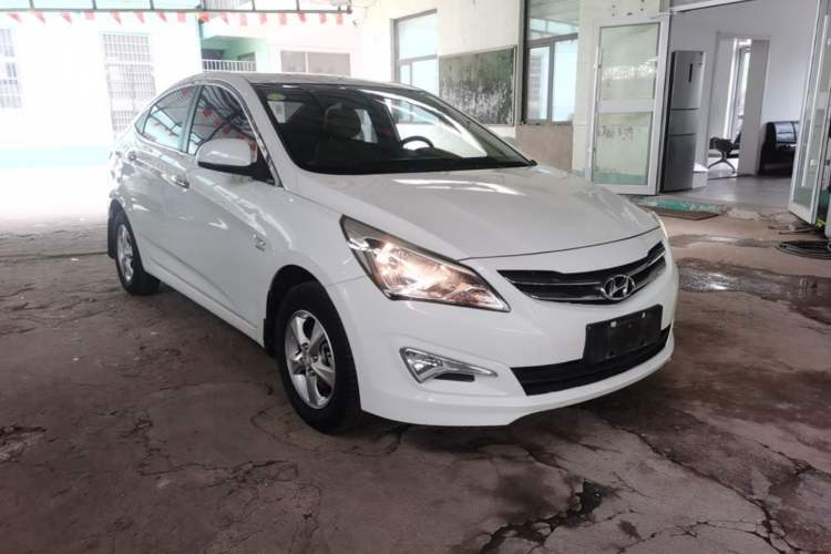 Used Hyundai Verna (older generation) 2016 1.4L Manual Smart GLS Trim Front Right 45 Deg