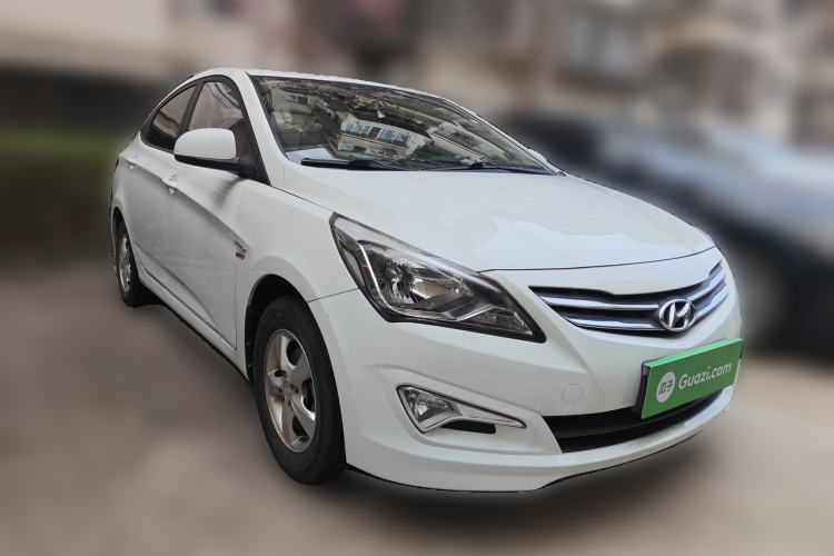 Used Hyundai Verna (older generation) 2016 1.4L Manual Smart GLS Trim Front Right 45 Deg