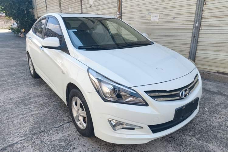 Used Hyundai Verna (older generation) 2016 1.4L Automatic Leading-Edge GLX Front Right 45 Deg