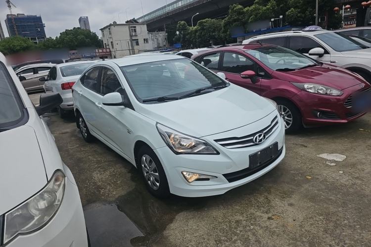 Used Hyundai Verna (older generation) 2016 1.4L Manual Smart GLS Trim Front Right 45 Deg