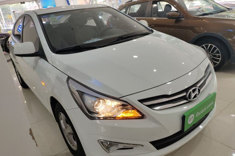 Used Hyundai Verna (older generation) 2016 1.4L Automatic Leading-Edge GLX Front Right 45 Deg