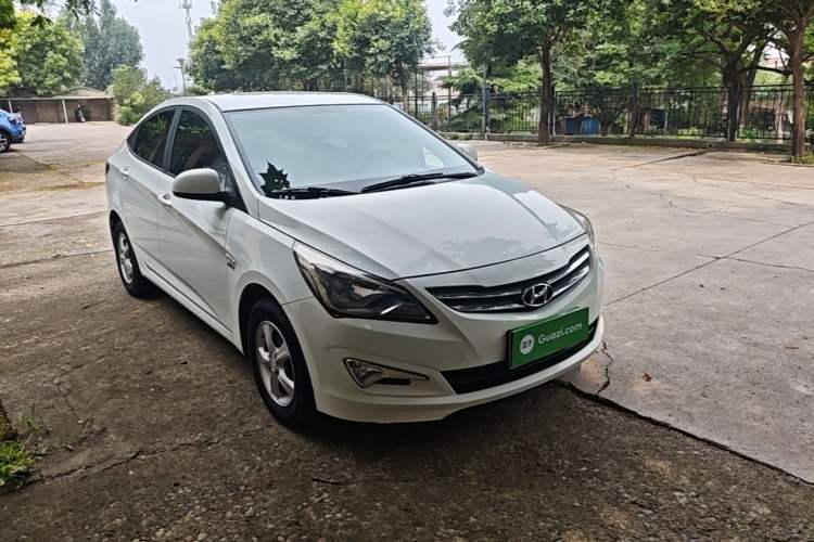 Used Hyundai Verna (older generation) 2016 1.4L Manual Smart GLS Trim Front Right 45 Deg