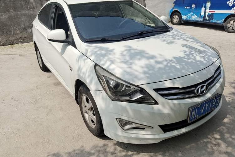 Used Hyundai Verna (older generation) 2016 1.4L Manual Smart GLS Trim Front Right 45 Deg