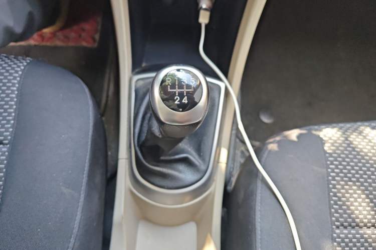 Used Hyundai Verna (older generation) 2016 1.4L Manual Smart GLS Trim Gear Lever