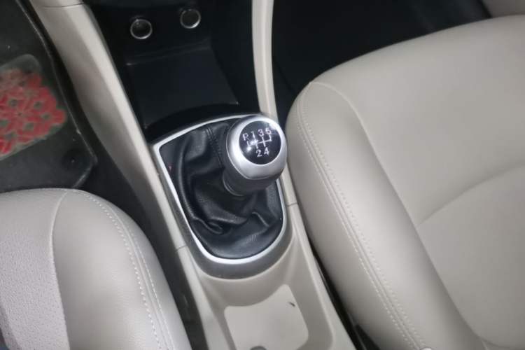 Used Hyundai Verna (older generation) 2016 1.4L Manual Smart GLS Trim Gear Lever