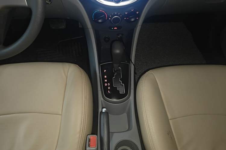 Used Hyundai Verna (older generation) 2016 1.4L Automatic Smart GLS Gear Lever