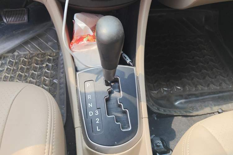 Used Hyundai Verna (older generation) 2016 1.4L Automatic Smart GLS Gear Lever