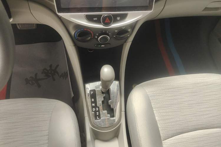 Used Hyundai Verna (older generation) 2016 1.4L Automatic Leading-Edge GLX Gear Lever