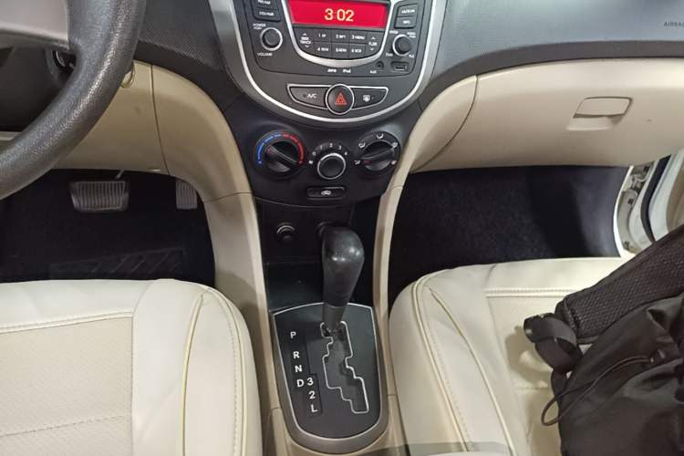 Used Hyundai Verna (older generation) 2016 1.4L Automatic Smart GLS Gear Lever