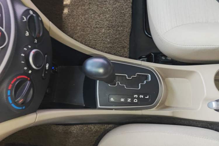 Used Hyundai Verna (older generation) 2016 1.4L Automatic Smart GLS Gear Lever