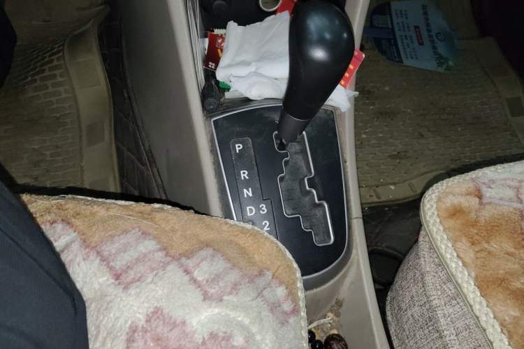 Used Hyundai Verna (older generation) 2016 1.4L Automatic Fashionable GS Model Gear Lever