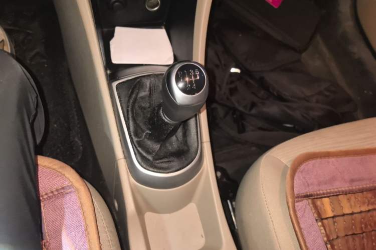 Used Hyundai Verna (older generation) 2016 1.4L Manual Fashion GS Gear Lever