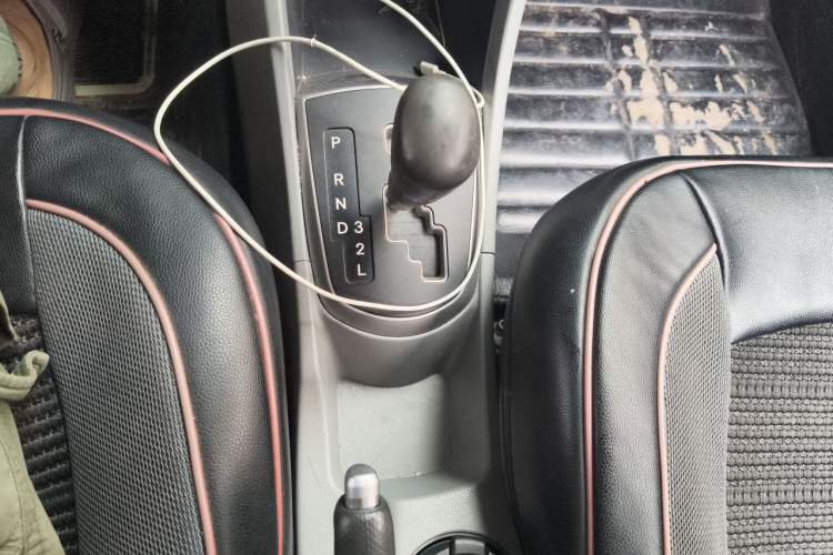 Used Hyundai Verna (older generation) 2016 1.4L Automatic Smart GLS Gear Lever