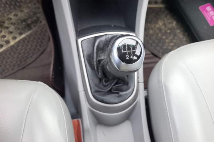 Used Hyundai Verna (older generation) 2016 1.4L Manual Smart GLS Trim Gear Lever
