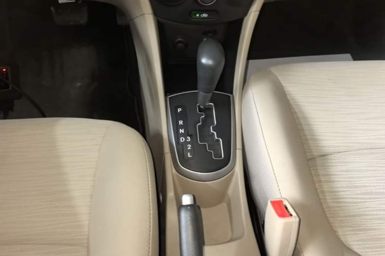 Used Hyundai Verna (older generation) 2016 1.4L Automatic Smart GLS Gear Lever