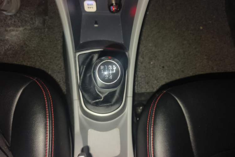 Used Hyundai Verna (older generation) 2016 1.4L Manual Smart GLS Trim Gear Lever