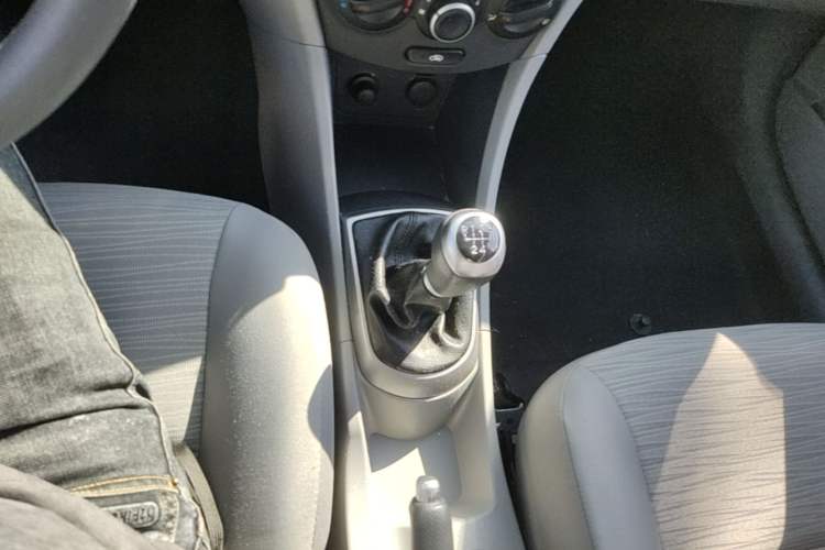 Used Hyundai Verna (older generation) 2016 1.4L Manual Smart GLS Trim Gear Lever