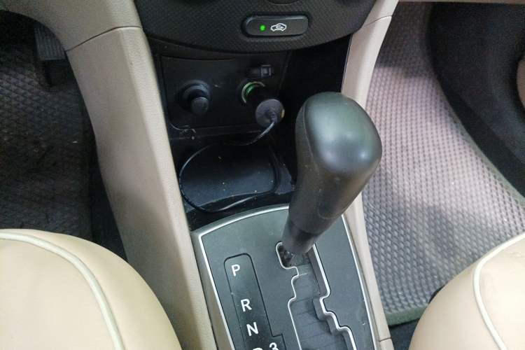 Used Hyundai Verna (older generation) 2016 1.4L Automatic Smart GLS Gear Lever