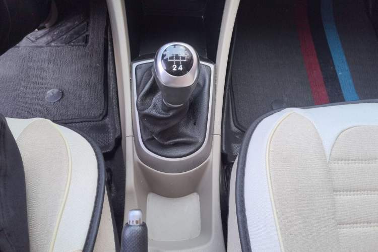 Used Hyundai Verna (older generation) 2016 1.4L Manual Smart GLS Trim Gear Lever